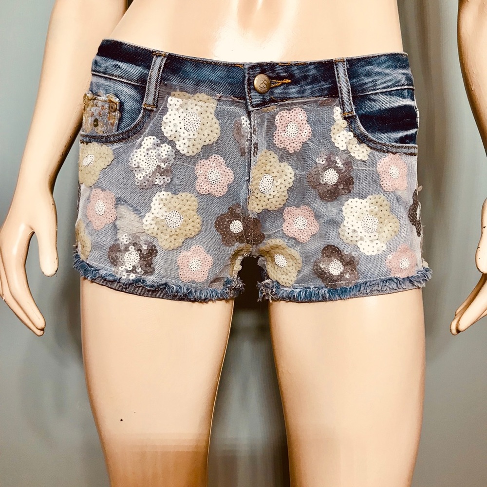 SPARKLE • Cute Embellished Cutoffs / size 7 NWT!!!